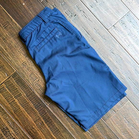Like new - Under Armour golf shorts - Picture 2 of 3